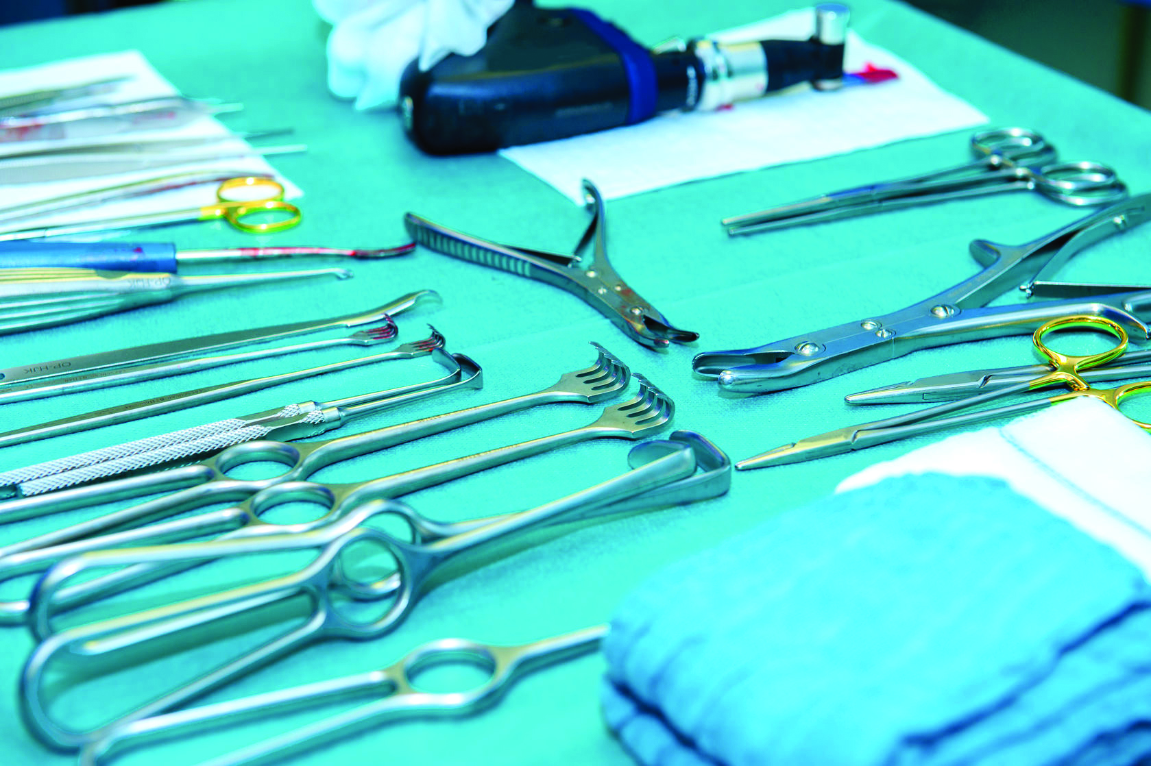 Какие предметы медицины. Хирургические инструменты. Хирургические инструменты в операционной. Мед инструменты. Стол для хирургических инструментов.