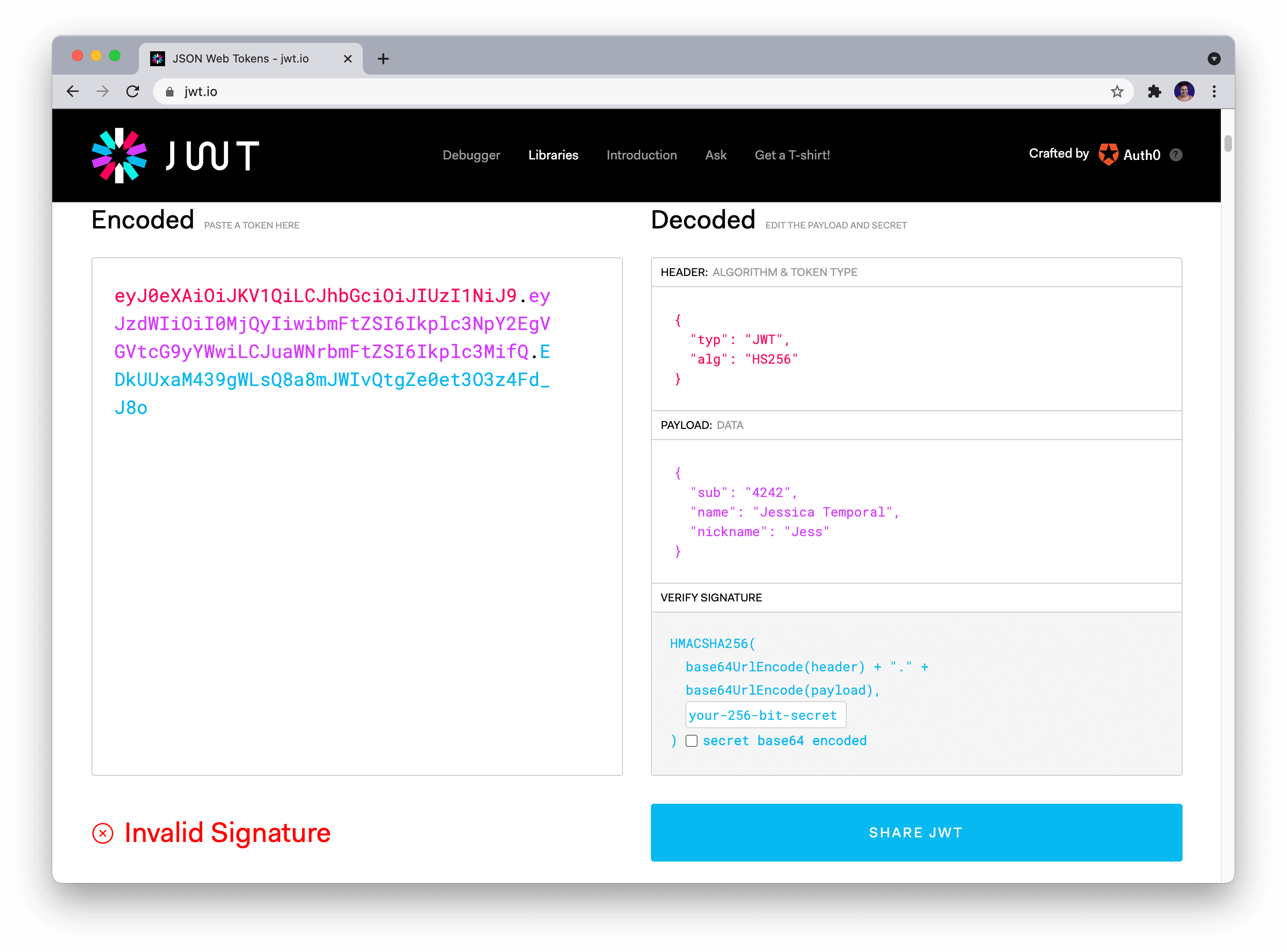 Captura de tela com JWT.io mostrando a assinatura inválida depois de colar o token no campo correspondente