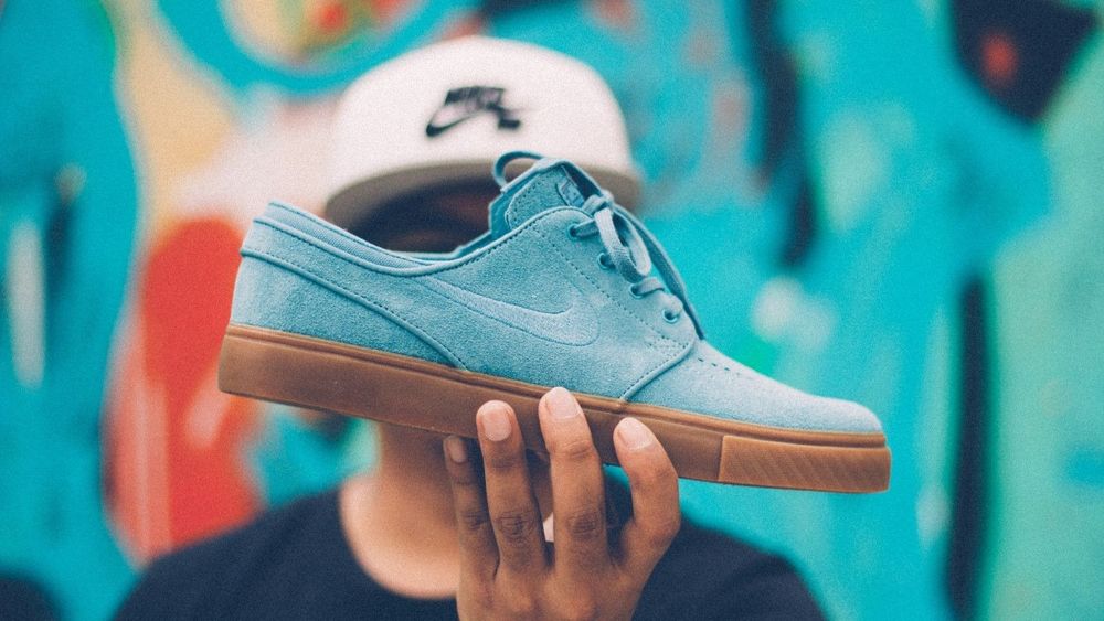 holding-nike-sb