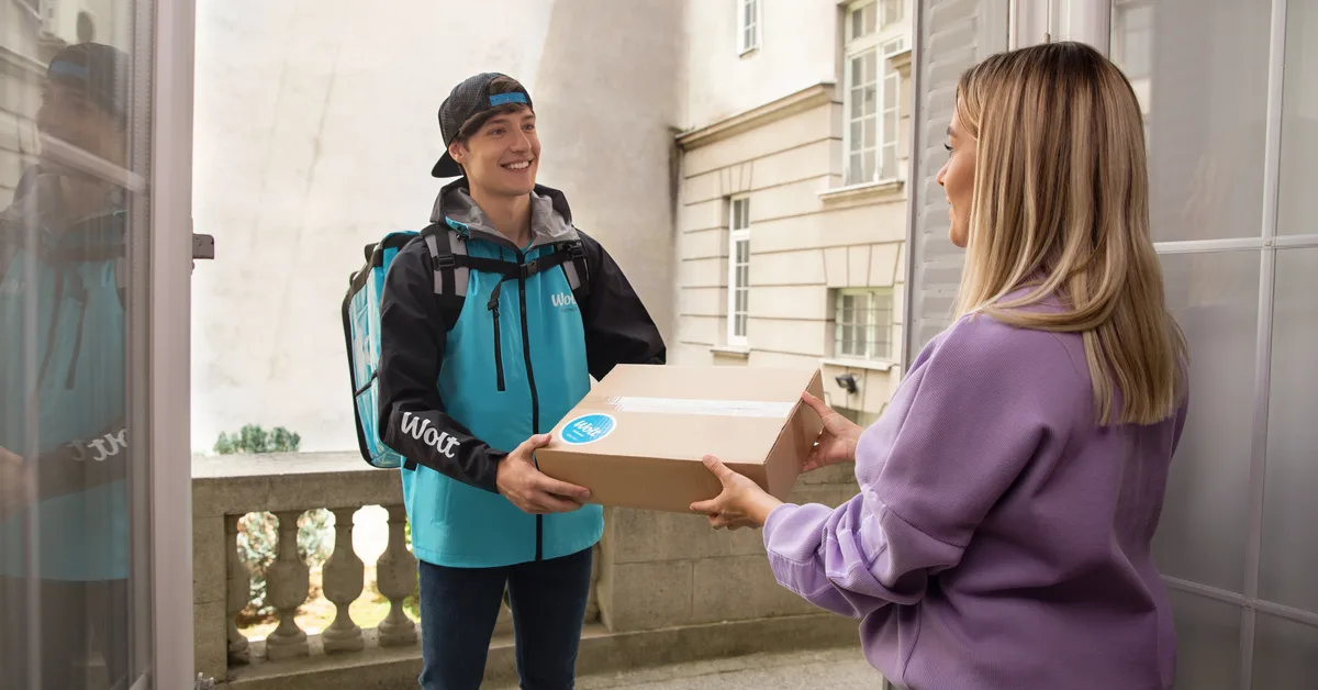 Wolt courier delivering an order in under an hour.