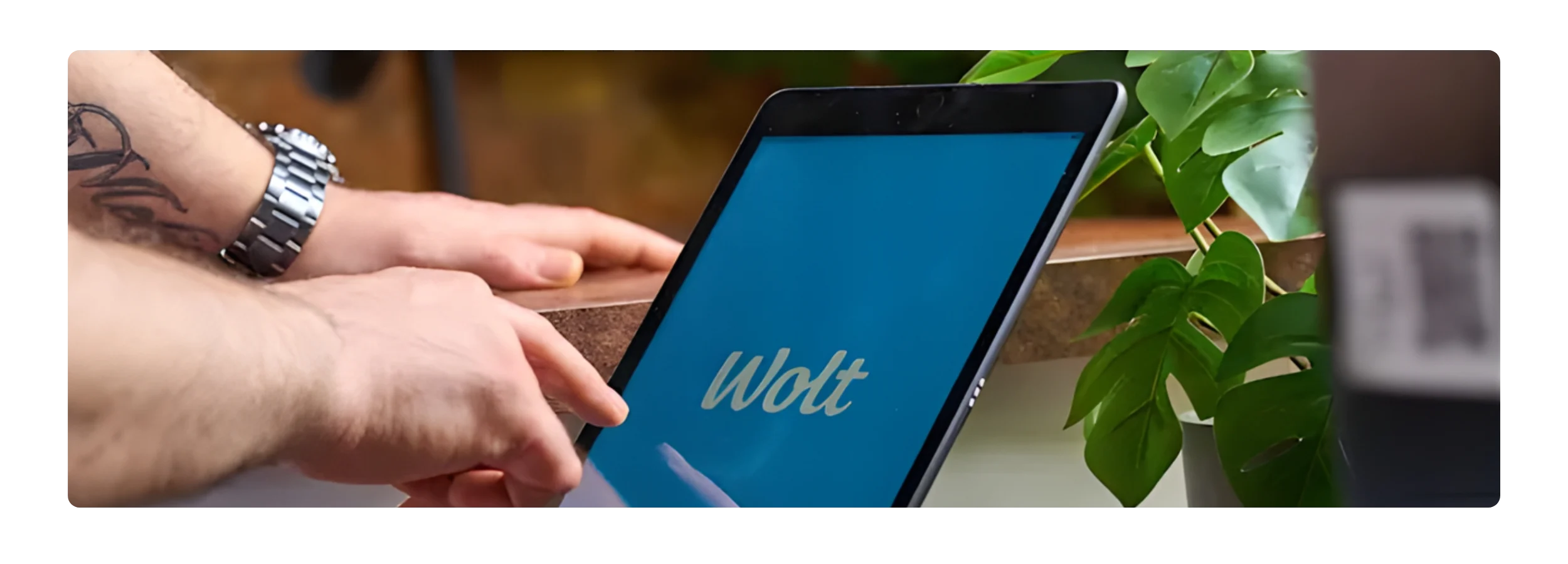 Ein Gastronom nutzt die Wolt-App auf einem Tablet zur Verwaltung bezahlter Marketingkampagnen – so bieten Lieferplattformen erschwingliche Werbemöglichkeiten für Restaurants