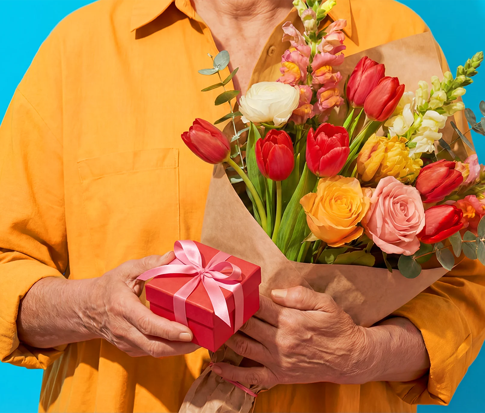 Mother’s Day flowers and gift box with a colorful bouquet of tulips and roses, perfect for flower delivery and thoughtful Mother’s Day gifts.