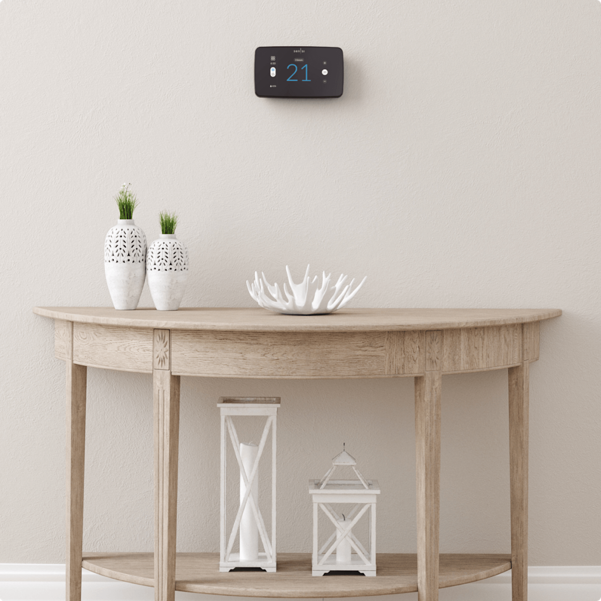 Le thermostat intelligent Sensi Touch 2 sur le mur d’une maison.