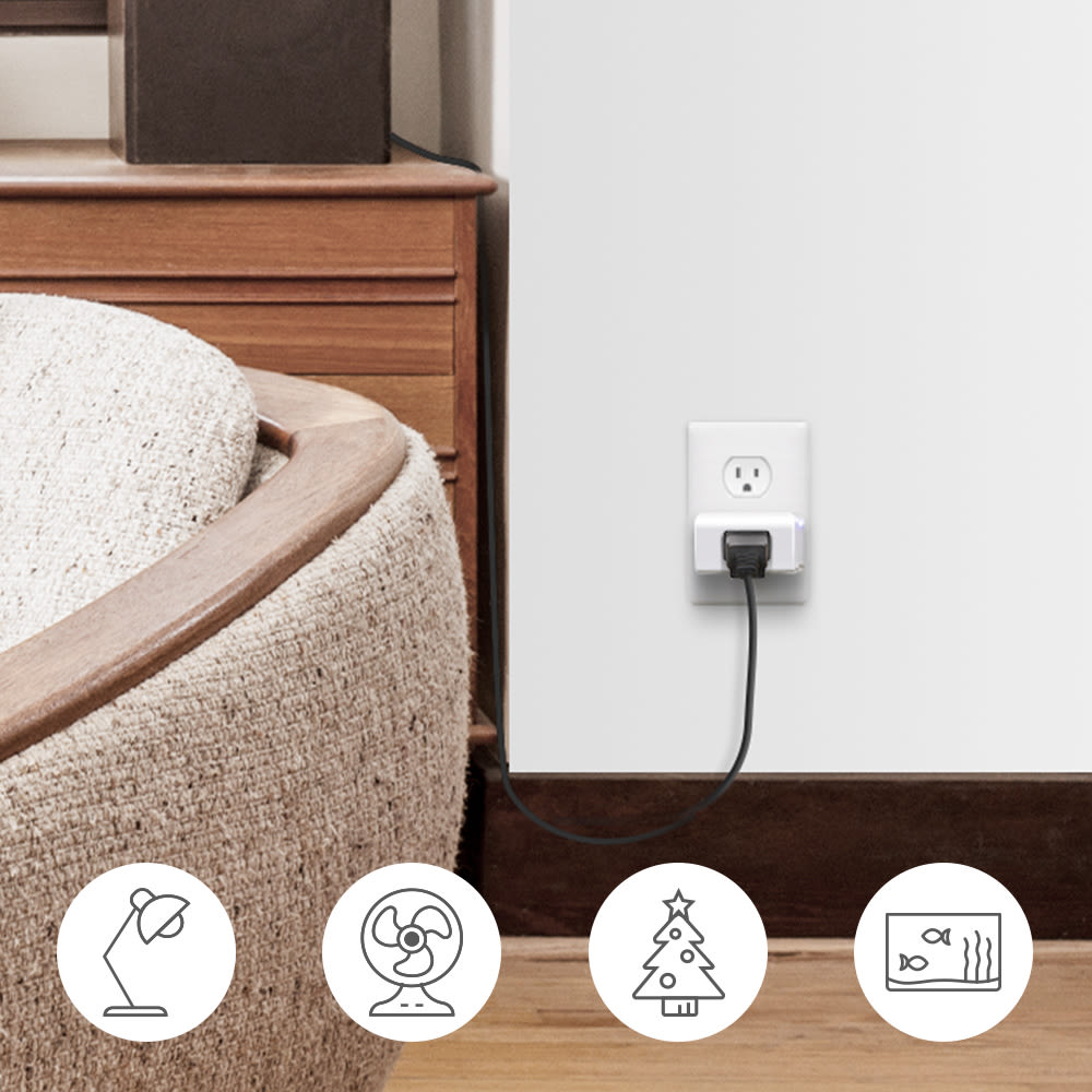 La prise intelligente Wi-Fi mini de Kasa est branchée dans une prise murale du salon et des icônes représentent les éléments auxquels elle peut se connecter.