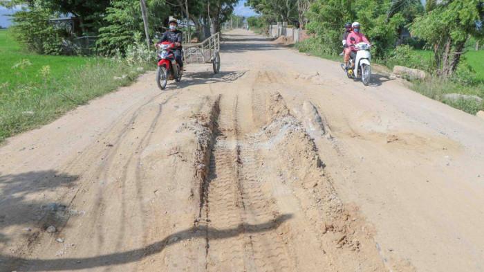 Đoàn xe siêu trường, siêu trọng cày nát đường nông thôn ở Ninh Thuận gây bức xúc