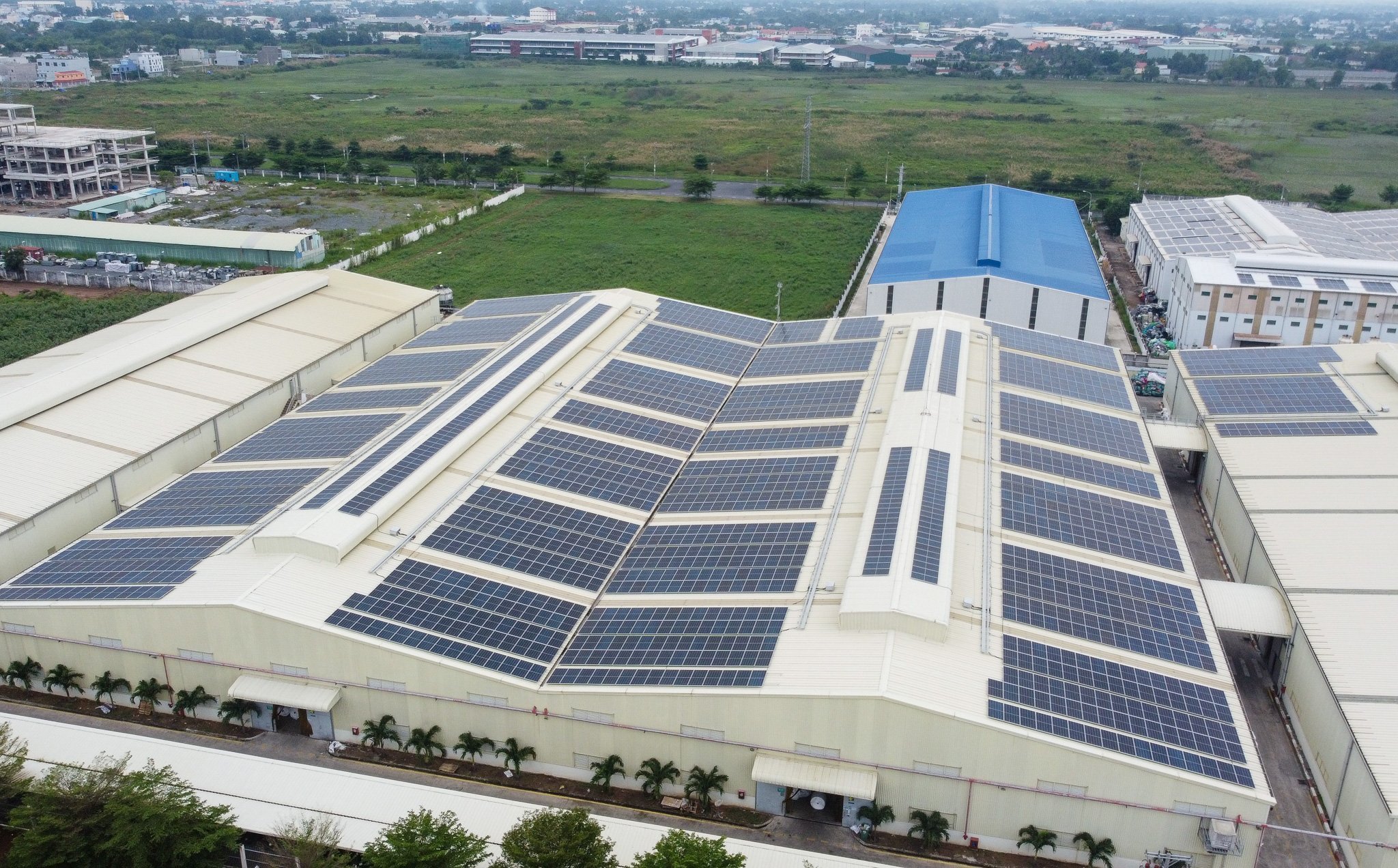 Điện mặt trời mái nhà lắp đặt hệ thống lưu trữ có thể được mua 100% điện dư