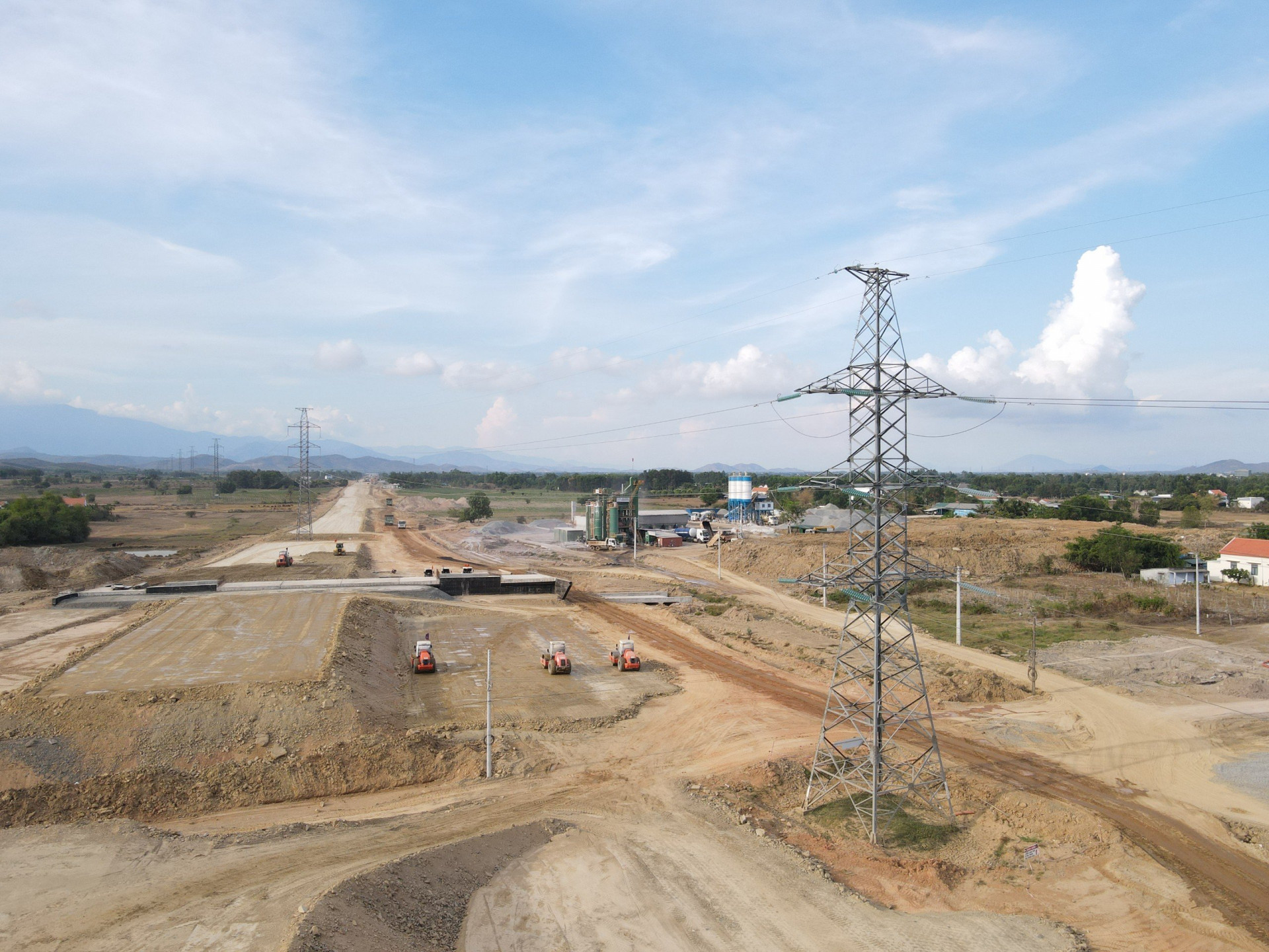 Đẩy nhanh tiến độ di dời hệ thống điện để thi công cao tốc đoạn Vân Phong - Nha Trang