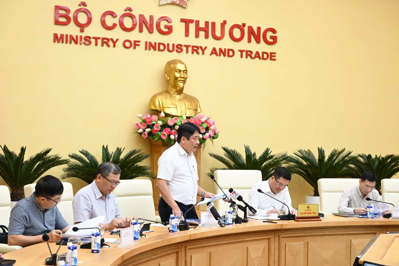 hop-giao-ban-cua-bo-cong-thuong-ve-du-an-duong-day-500-kv-mach-3-tu-quang-trach-den-pho-noi