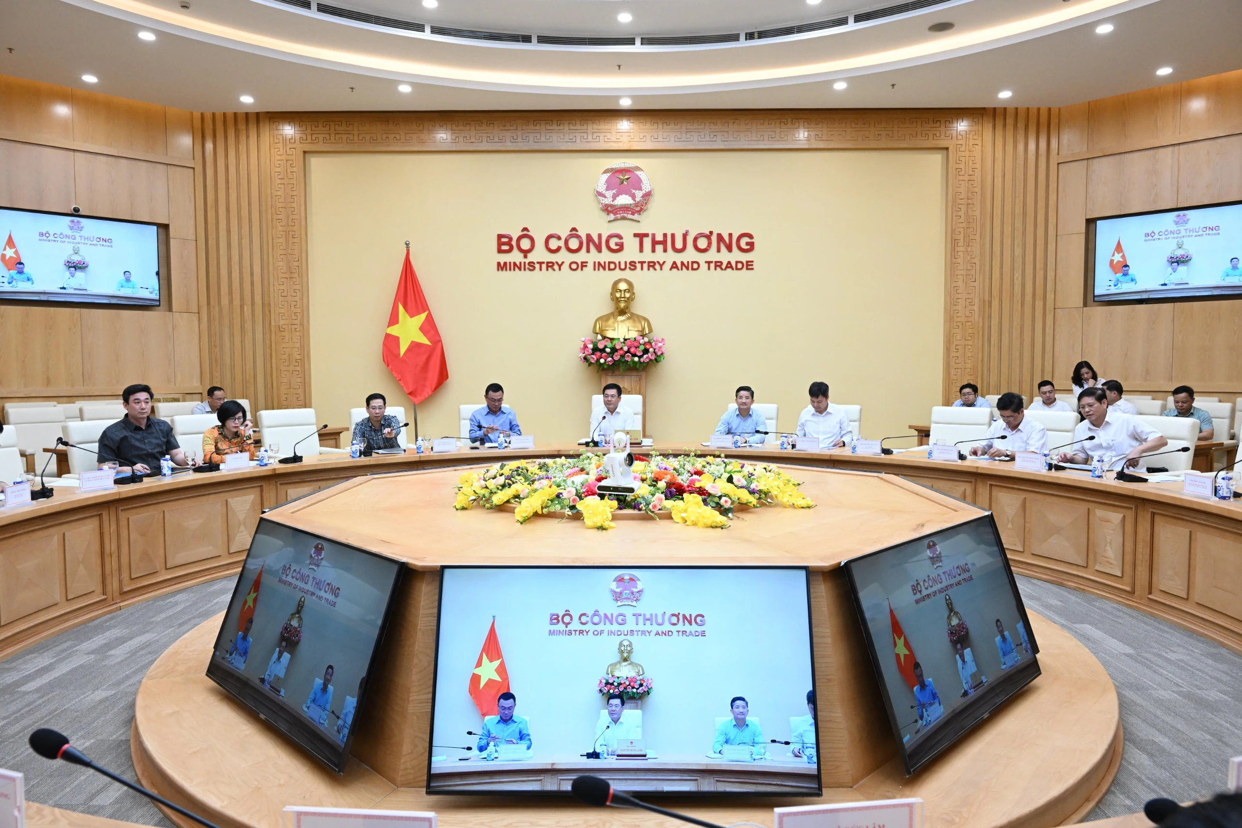 Bộ trưởng Công Thương giải thích lý do điện mặt trời mái nhà giá chỉ 0 đồng