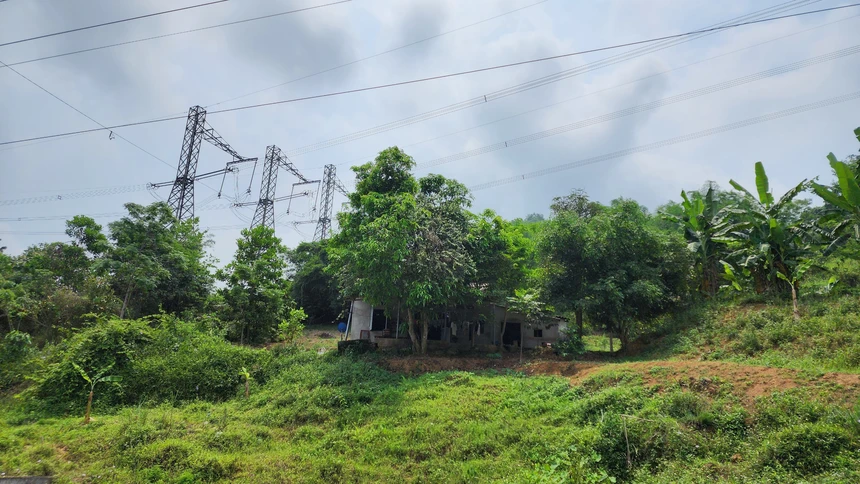 Gần Thủy điện Hòa Bình, nhiều hộ dân chuẩn bị được sử dụng điện