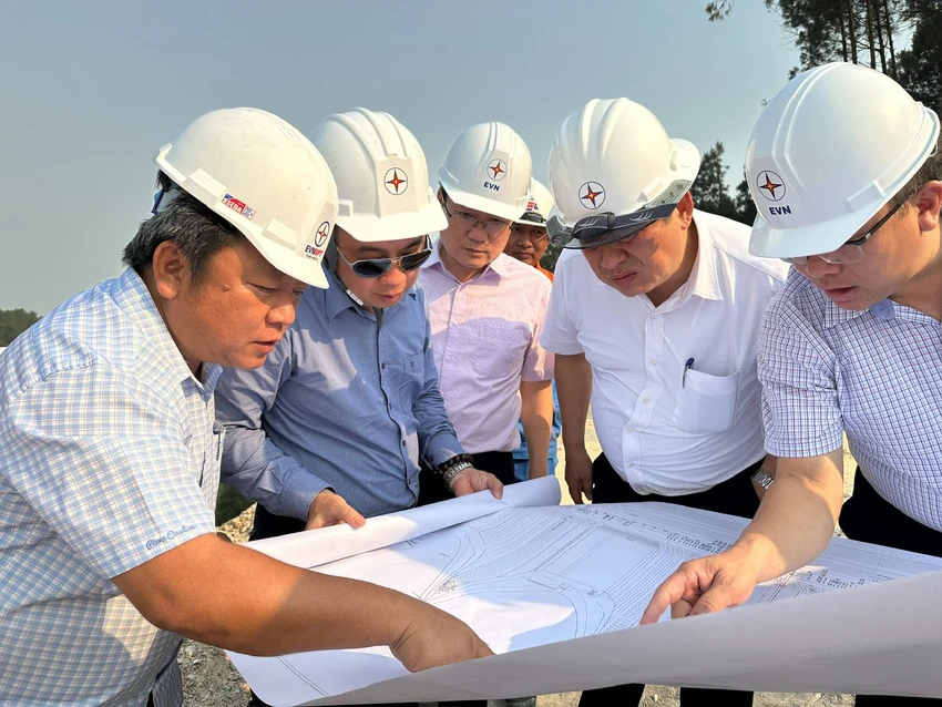 Đẩy mạnh thi công đường dây 500 KV mạch 3 trong mùa nắng nóng xuyên lễ