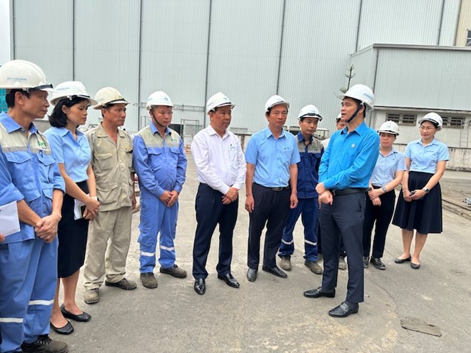 Lãnh đạo đến thăm động viên công nhân tại Dự án đường dây 500kV mạch 3