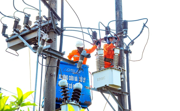 Sao vẫn xả lũ dù đang thiếu điện?