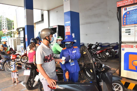 Giá xăng dầu giảm trước kỳ nghỉ lễ: Thị trường và ảnh hưởng của yếu tố quốc tế