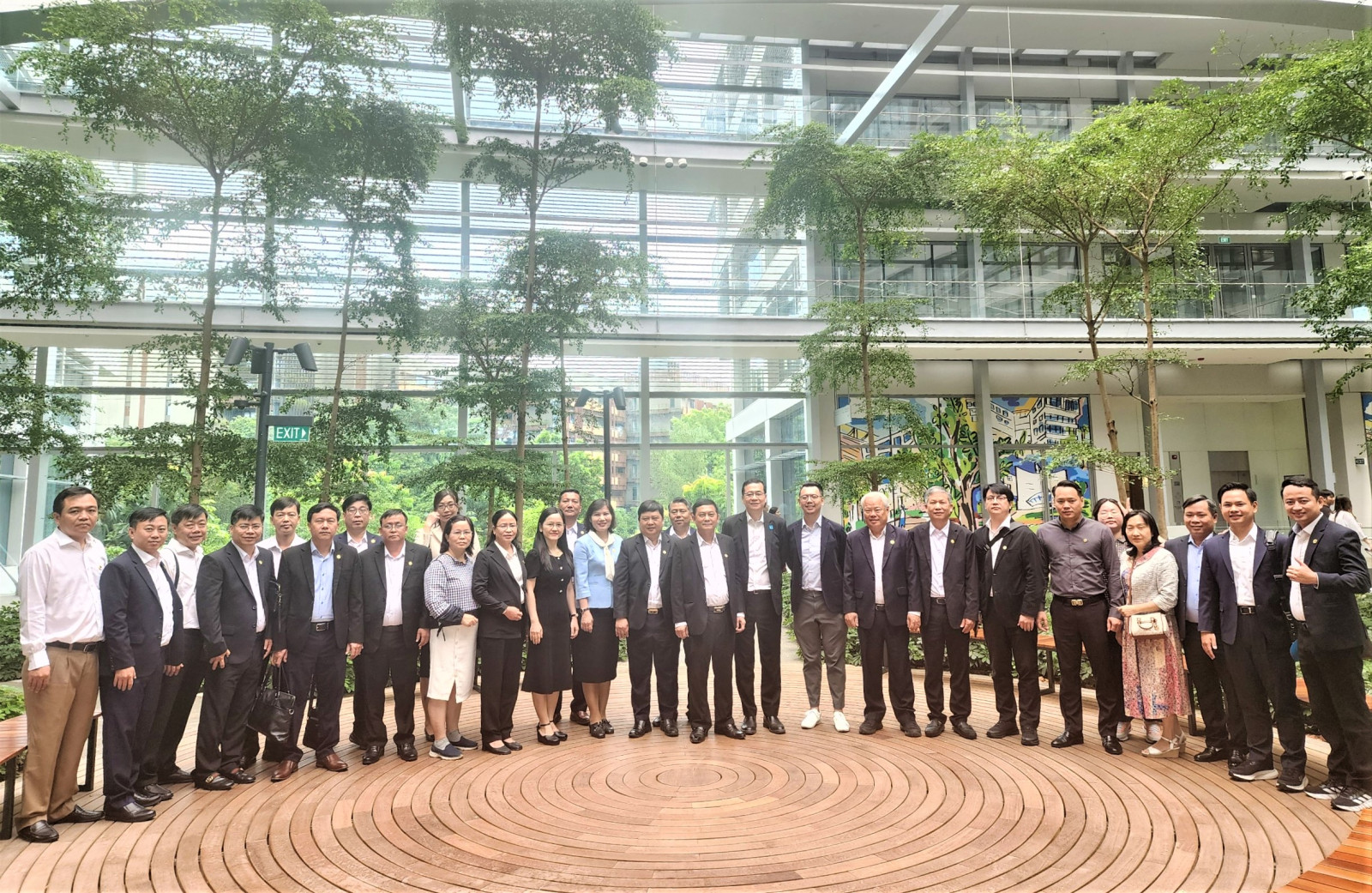 Đoàn cán bộ cấp ủy tỉnh Bình Dương khảo sát thực tế về phát triển đô thị và năng lượng tái tạo bền vững