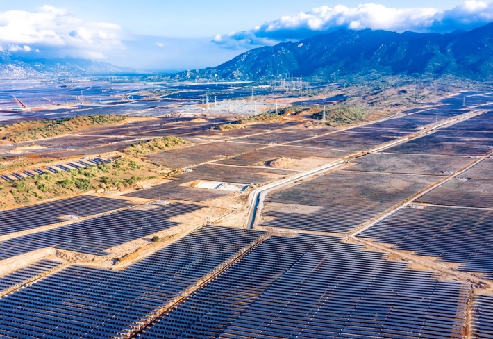 JinkoSolar cung cấp cho Tập đoàn Trung Nam 611MW mô-đun bifacial Tiger trong suốt