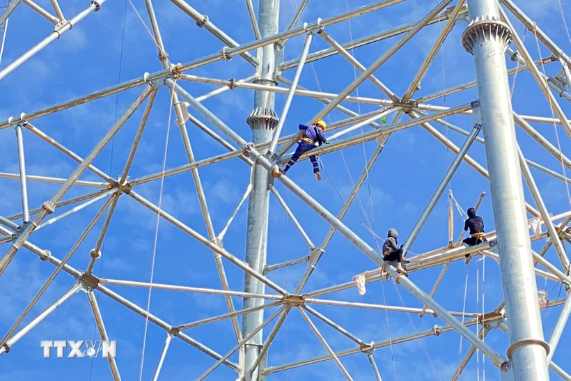 Vượt nắng gió, thi công cột cao nhất đường dây 500 kV mạch 3