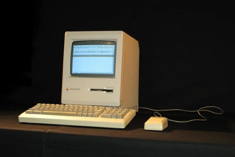 Who invented computers- MacIntosh Plus img 1317-800x534