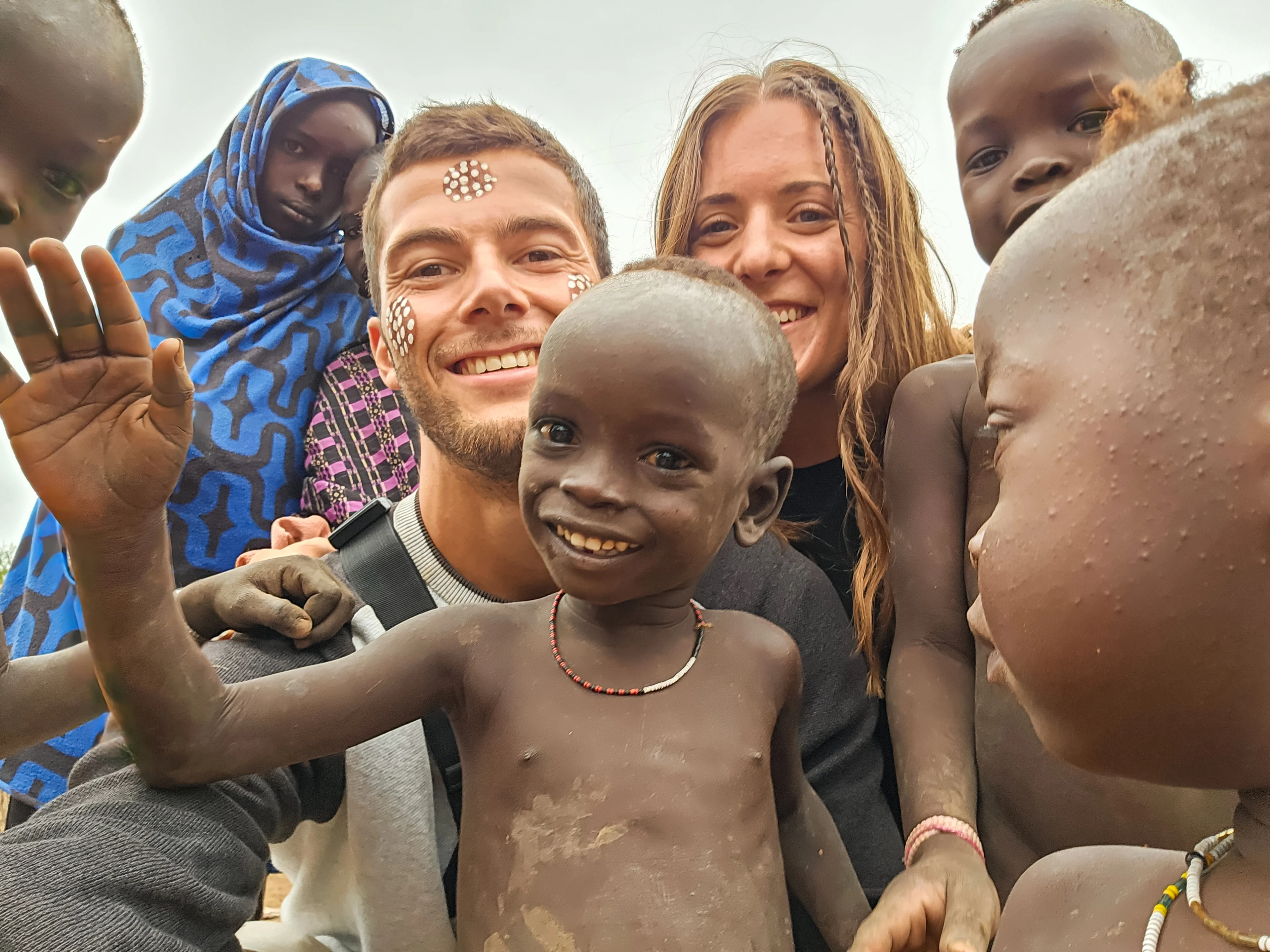 Lisa & Pol playing with the Mursi kids