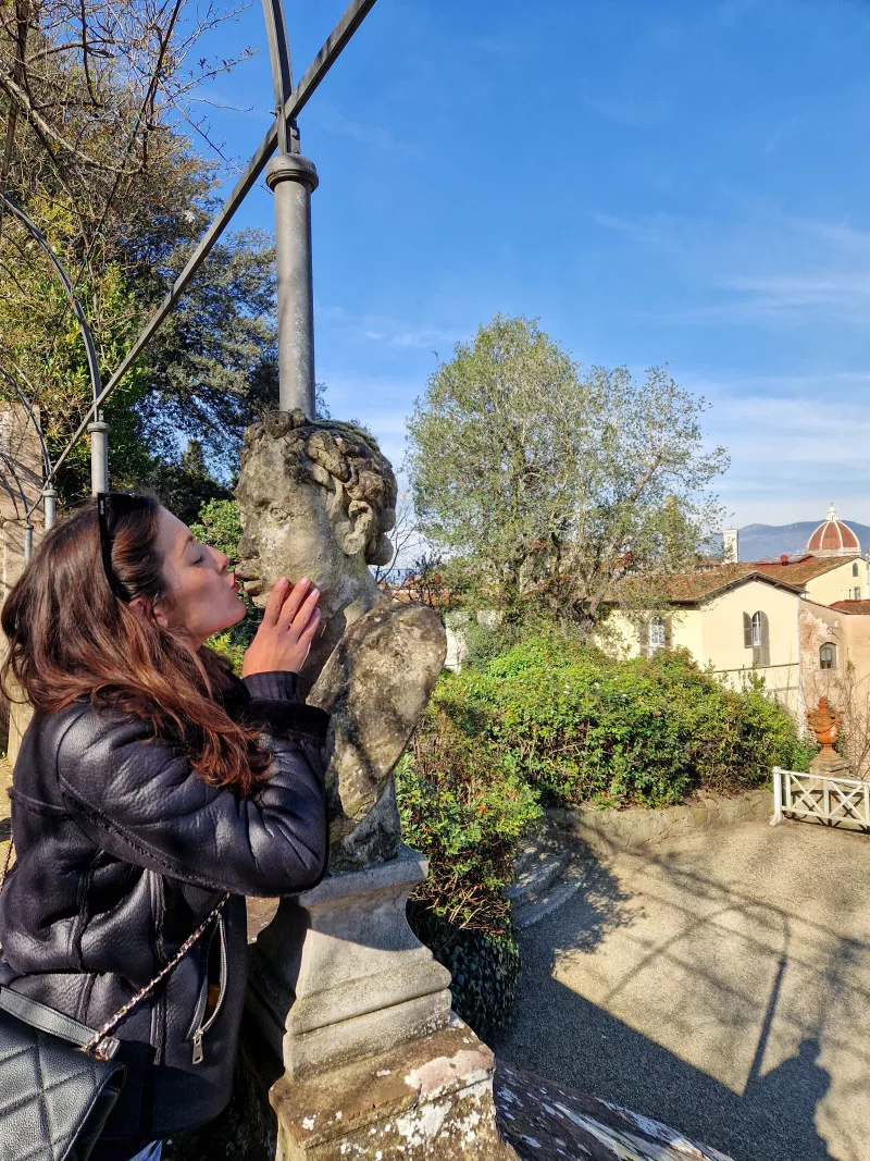 Kiss with a statue in Bardini gardens, Florence