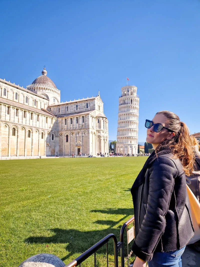 Pisa leaning tower, classical touristy picture 