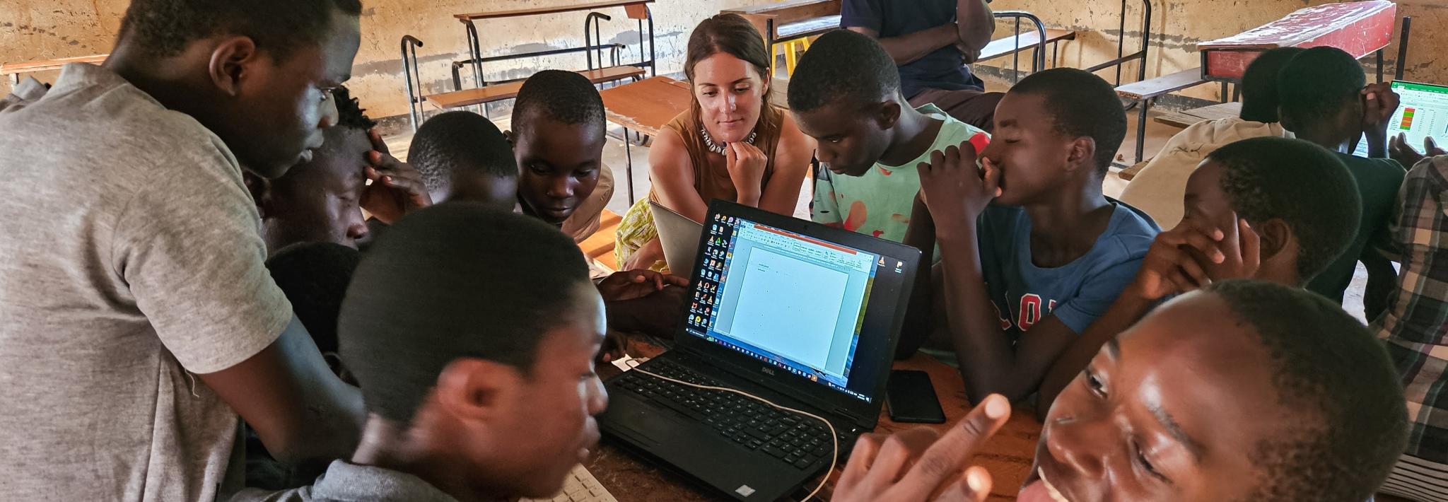 Lisa & Pol teaching basic computer skills to Malawian kids