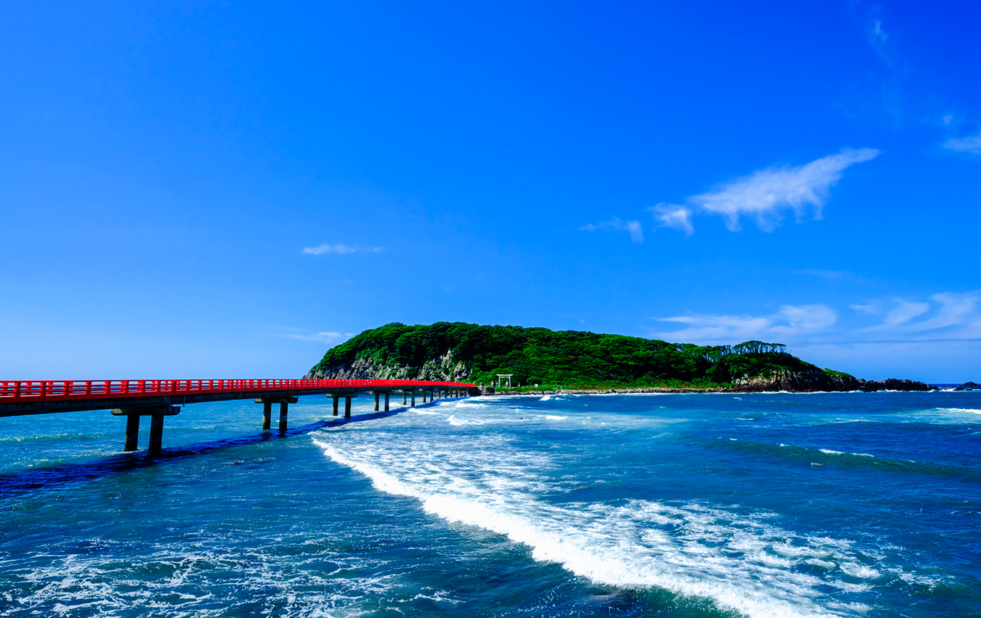 海岸附近风景如画的岛屿