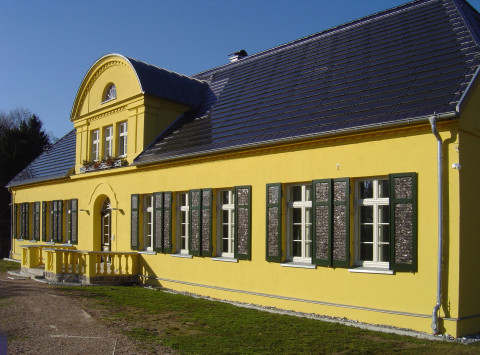 Solar Center Mecklenburg Vorpommern mit Solardach und Solaren Fensterläden