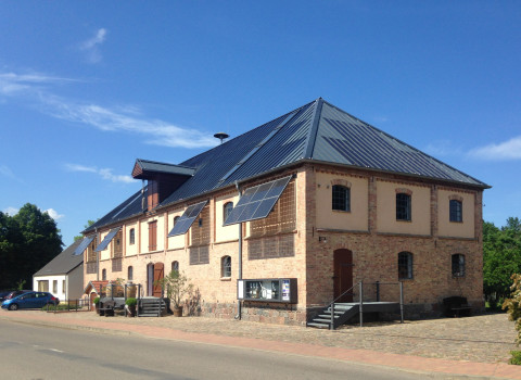 Solarspeicher mit geÃ¶ffneten Fassadenelementen