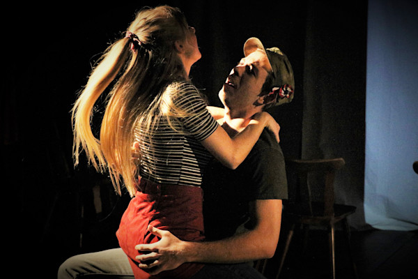 In der Straße steht eine Kanone...