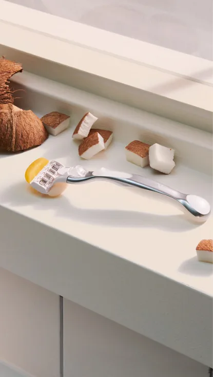 ماكينة حلاقة Comfortglide & Olay Coconut