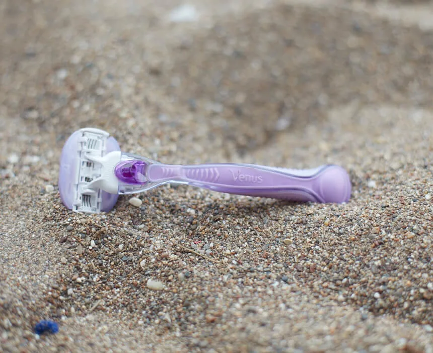 ماكينة حلاقة Gillette Venus Comfortglide Breeze القابلة للتبديل على الرمل.