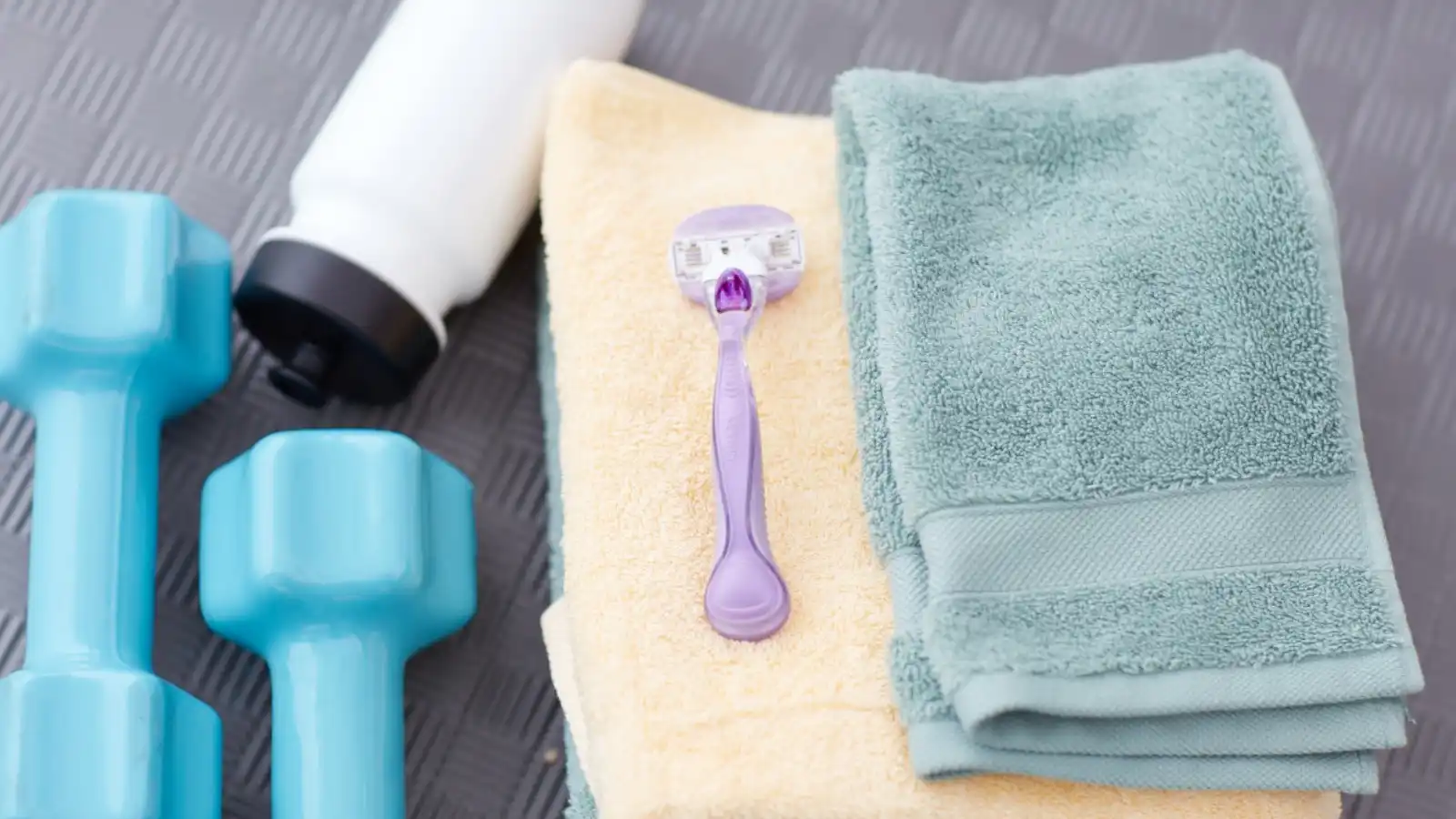 ماكينة حلاقة Gillette Venus Comfortglide Breeze القابلة للتبديل على الفوطة.