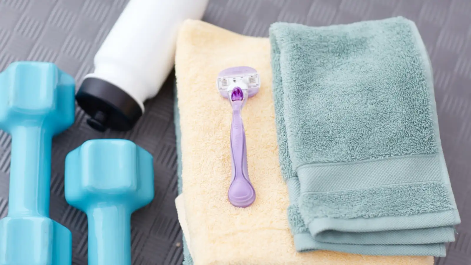 ماكينة حلاقة Gillette Venus Comfortglide Breeze القابلة للتبديل على الفوطة.