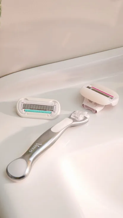 Comfortglide & Olay Sugarberry Razor 2