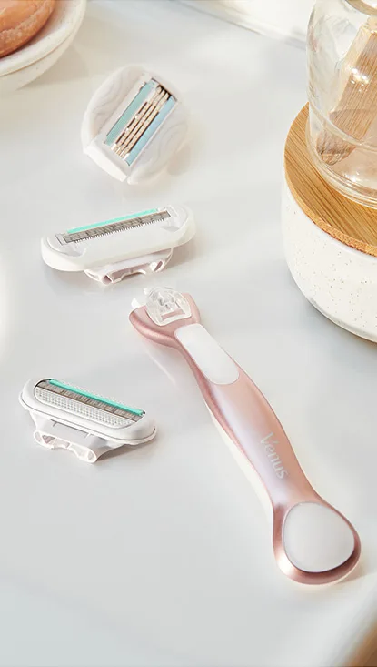 Deluxe Smooth Sensitive RoseGold razor and refills