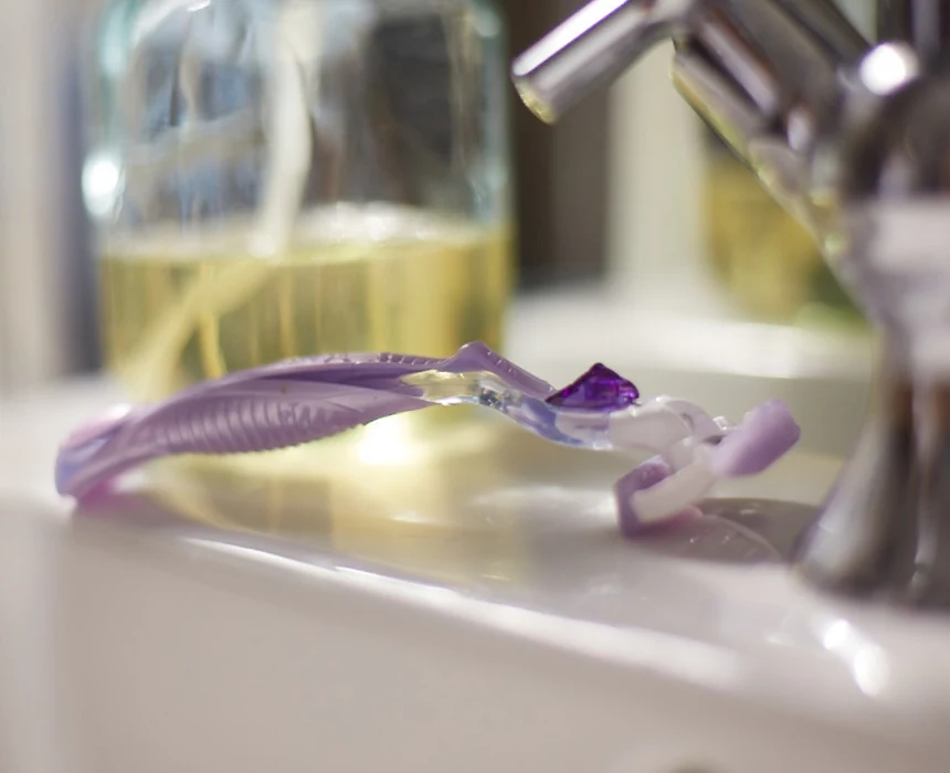 Refillable razor Gillette Venus Comfortglide Breeze on the sink.