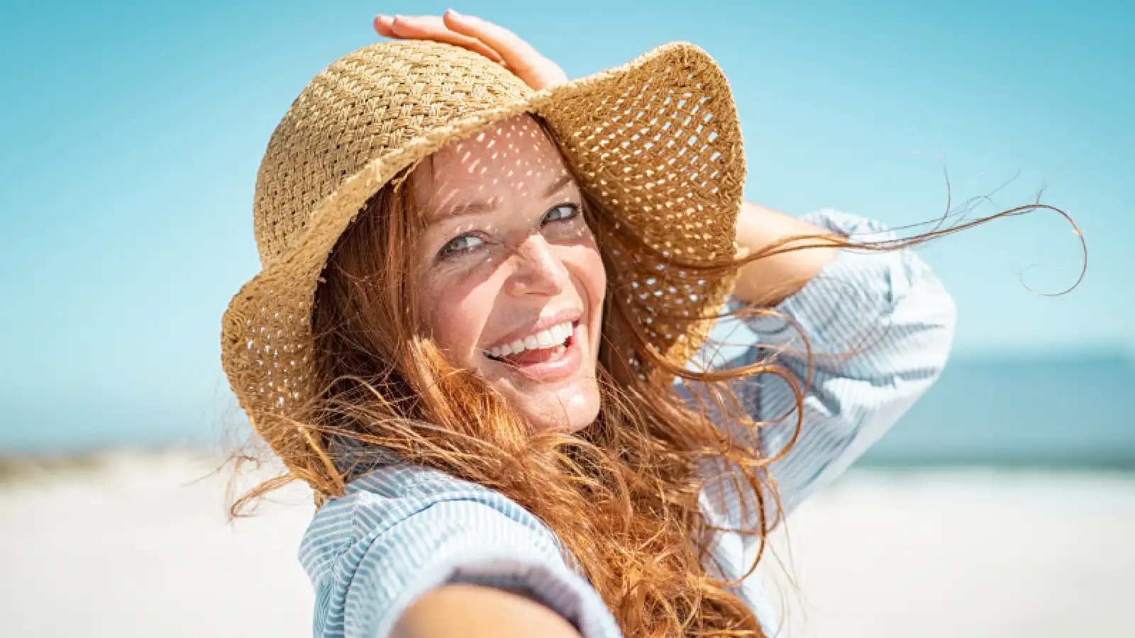 Mujer con sombrero sonriendo