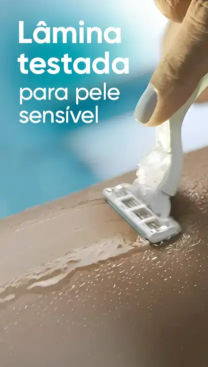 Uma pessoa raspando a coxa