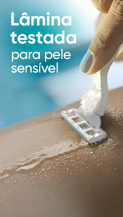 Uma pessoa raspando a coxa
