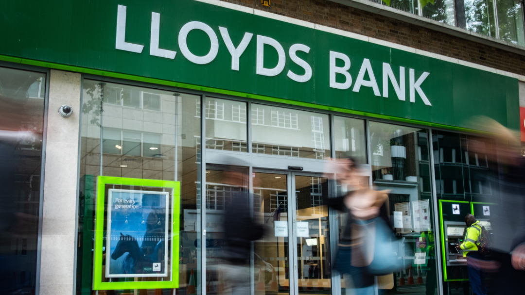 Lloyds Bank / William Barton / Shutterstock.com