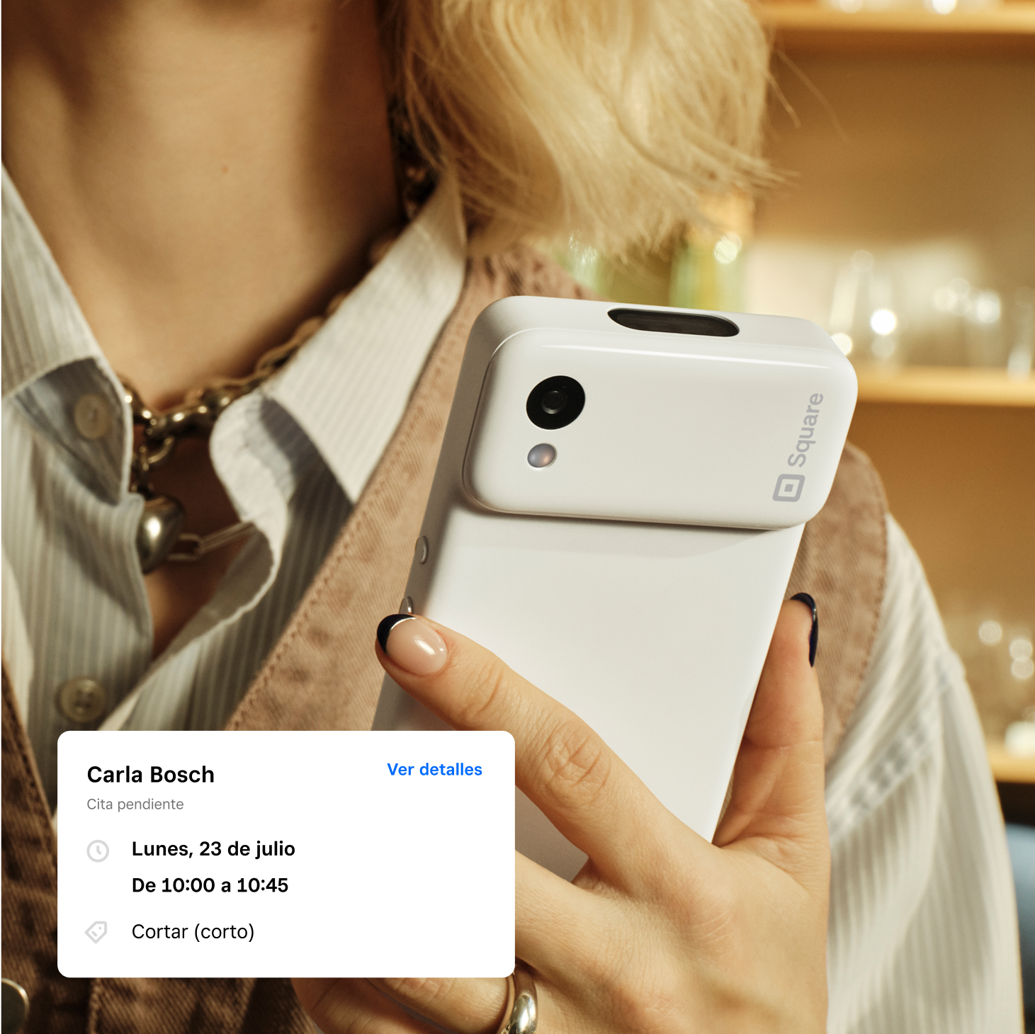 Una persona con su dispositivo Square Handheld. 