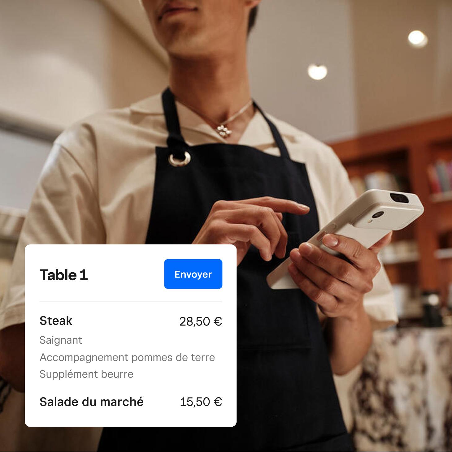 Personne regardant le Square Handheld. 
