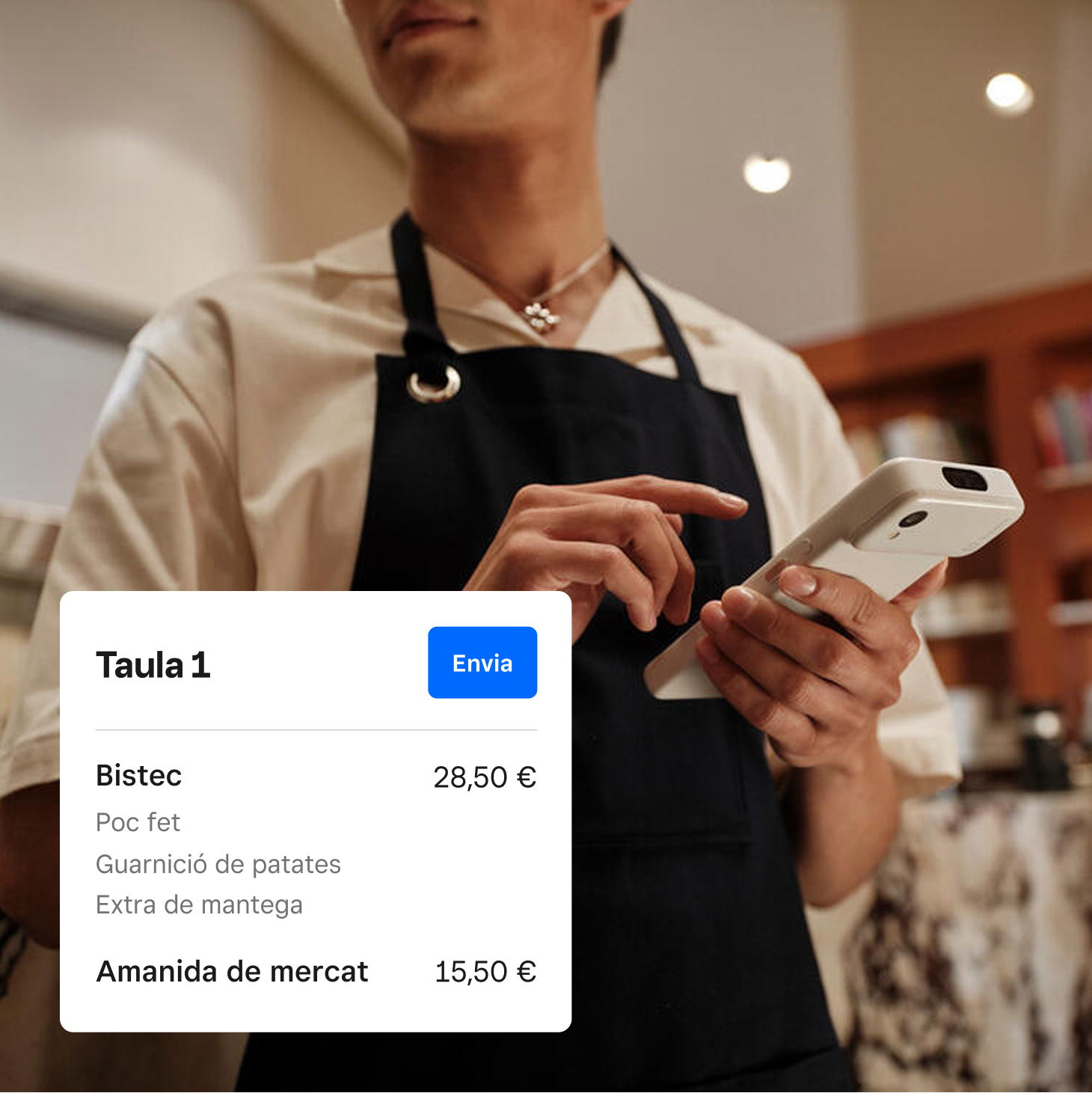 Una persona mirant l’Square Handheld. 