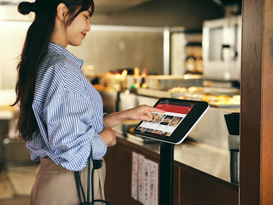飲食店で​セルフオーダーを​導入する​メリットや​方法を​解説