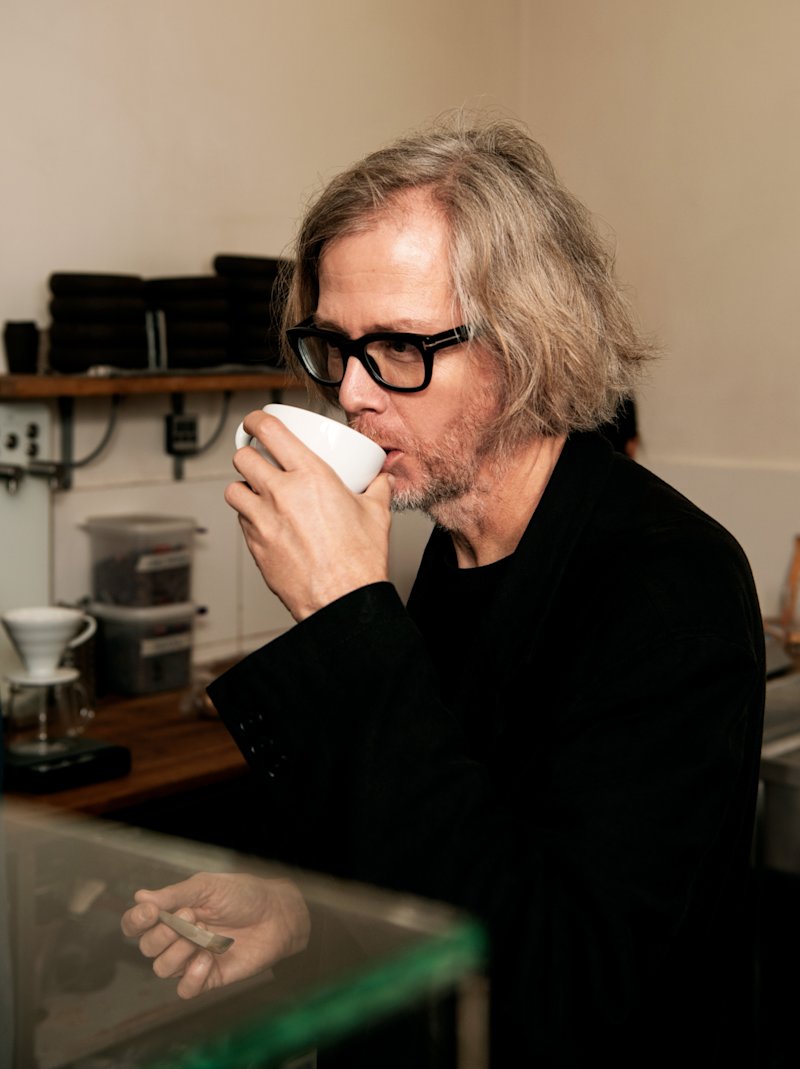 Jeff Hargrove buvant du café