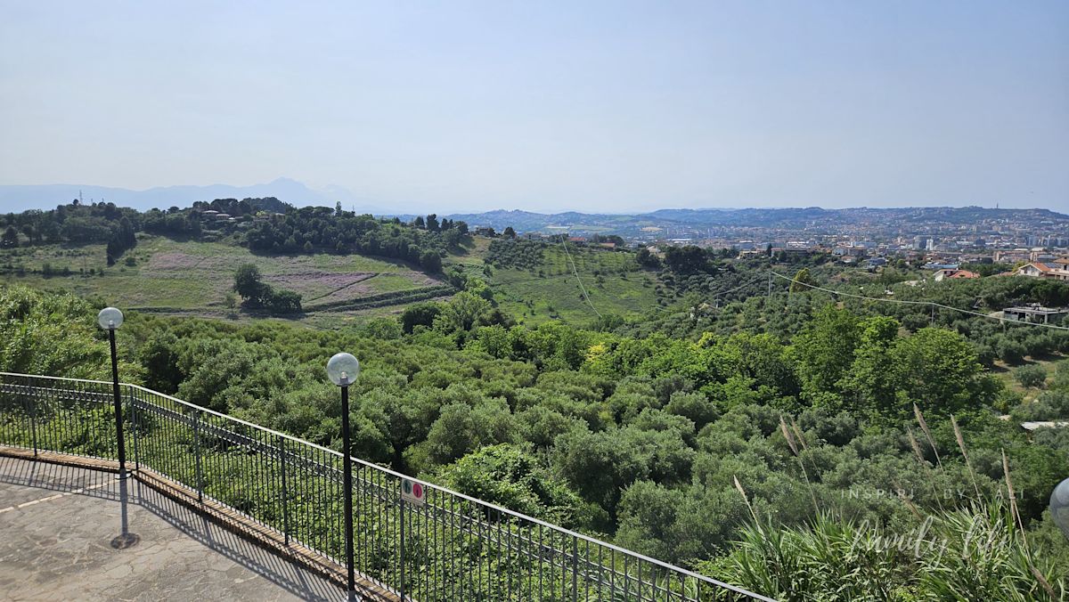 Widok - Pescara, pagórki jak w Toskanii i wysokie góry w oddali