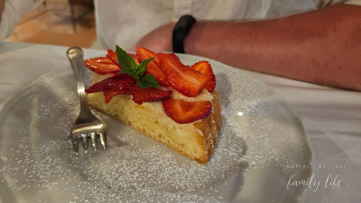 Biszkopt z kremem jogurtowym i truskawkami