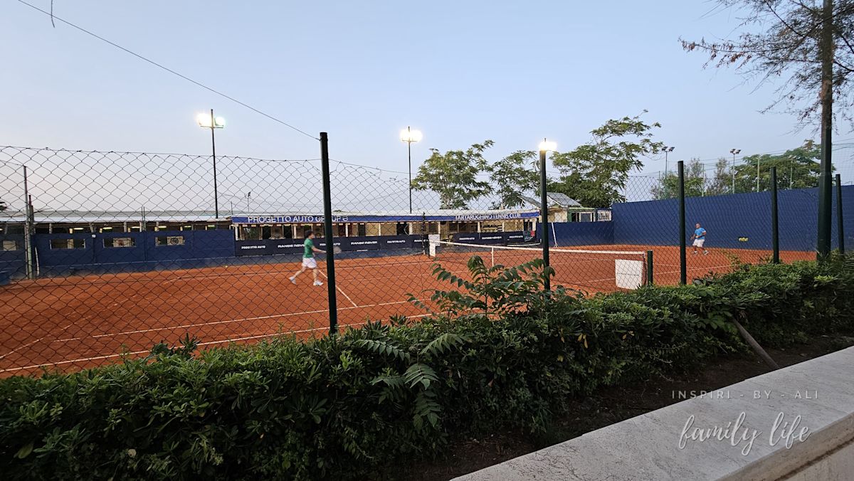 Tenis ziemny przy promenadzie w Pescarze