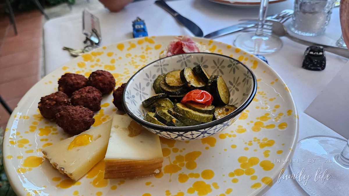 Przystawka z zestawem włoskich kozich serów, falafel i ogórkami